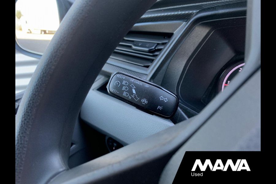 Volkswagen Transporter 2.0TDI L2H1 28 Airco Cruise Sensoren Trekhaak Betonplex Airbag 12V CarPlay Wandbekleding Bijrijdersbank DIN