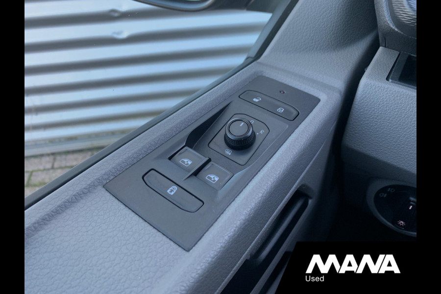 Volkswagen Transporter 2.0TDI L2H1 28 Airco Cruise Sensoren Trekhaak Betonplex Airbag 12V CarPlay Wandbekleding Bijrijdersbank DIN
