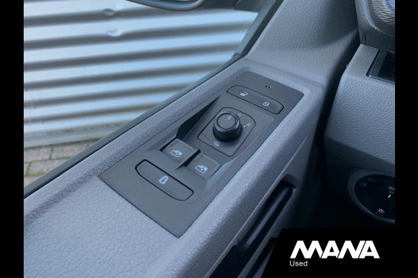 Volkswagen Transporter 2.0TDI L2H1 28 Airco Cruise Sensoren Trekhaak Betonplex Airbag 12V CarPlay Wandbekleding Bijrijdersbank DIN