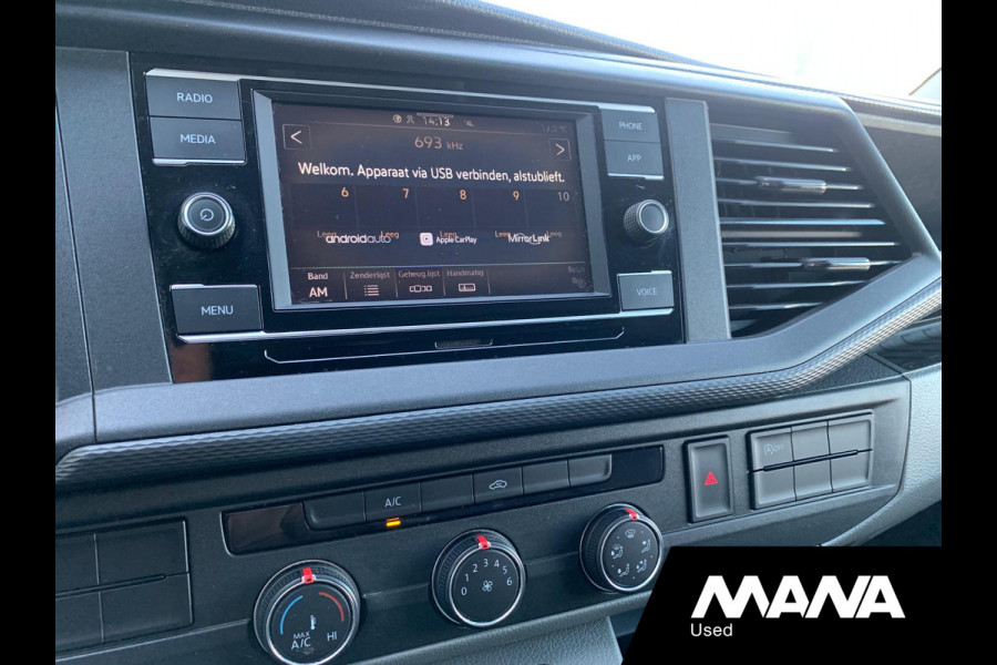 Volkswagen Transporter 2.0TDI L2H1 28 Airco Cruise Sensoren Trekhaak Betonplex Airbag 12V CarPlay Wandbekleding Bijrijdersbank DIN