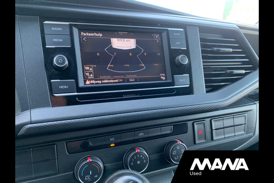 Volkswagen Transporter 2.0TDI L2H1 28 Airco Cruise Sensoren Trekhaak Betonplex Airbag 12V CarPlay Wandbekleding Bijrijdersbank DIN