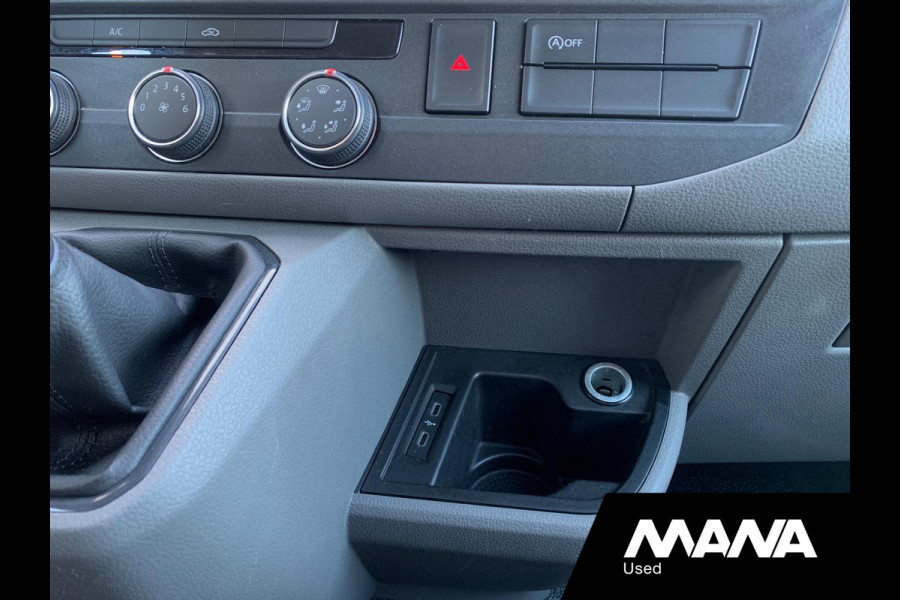 Volkswagen Transporter 2.0TDI L2H1 28 Airco Cruise Sensoren Trekhaak Betonplex Airbag 12V CarPlay Wandbekleding Bijrijdersbank DIN