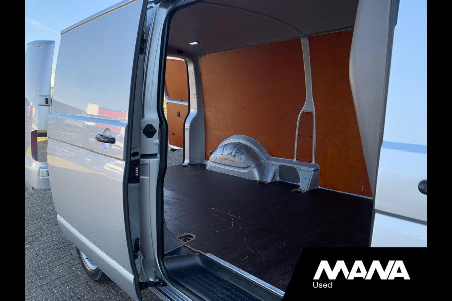 Volkswagen Transporter 2.0TDI L2H1 28 Airco Cruise Sensoren Trekhaak Betonplex Airbag 12V CarPlay Wandbekleding Bijrijdersbank DIN