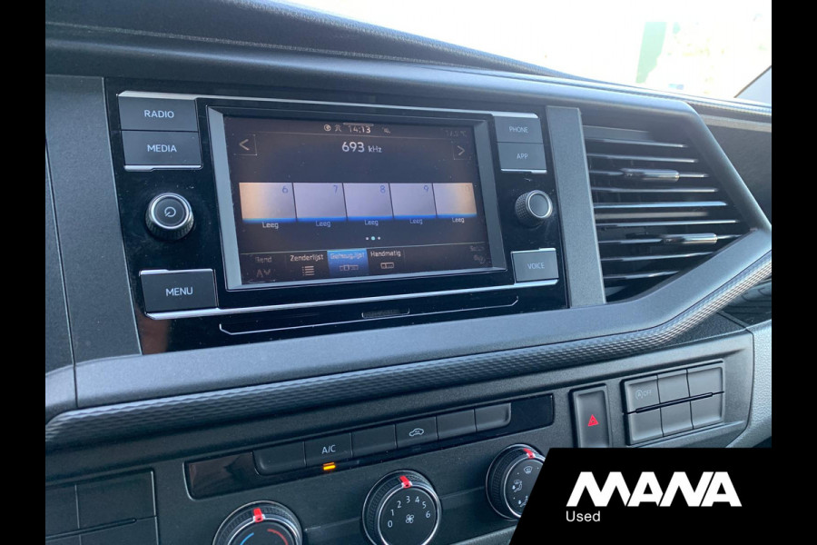 Volkswagen Transporter 2.0TDI L2H1 28 Airco Cruise Sensoren Trekhaak Betonplex Airbag 12V CarPlay Wandbekleding Bijrijdersbank DIN