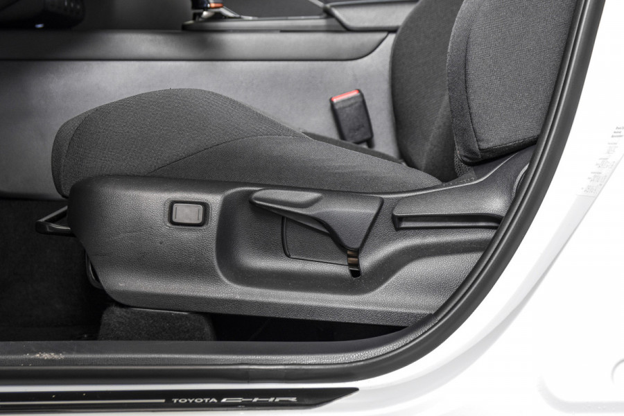 Toyota C-HR 2.0 Hybrid 200 Dynamic | Dig. Cockpit | Adapt. Cruise | Stoel-+Stuurverw. | PDC | Camera | NAV + App. Connect | ECC | LM 18" | 4737