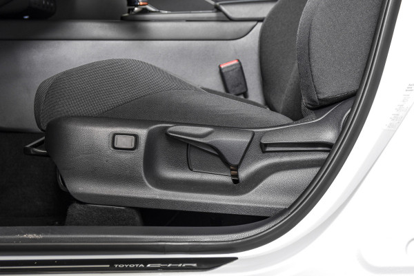 Toyota C-HR 2.0 Hybrid 200 Dynamic | Dig. Cockpit | Adapt. Cruise | Stoel-+Stuurverw. | PDC | Camera | NAV + App. Connect | ECC | LM 18" | 4737