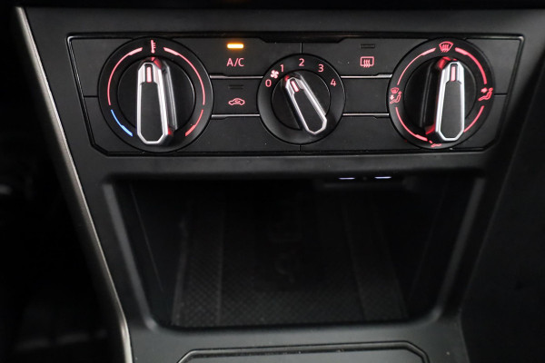 Volkswagen Polo 1.0 TSI R-Line Edition 95 pk Automaat (DSG) | Navigatie | Parkeersensoren | Achteruitrijcamera | Adaptieve cruise control | R-Line exterieur |
