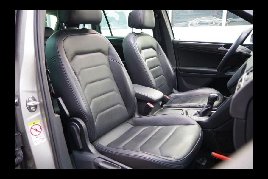 Volkswagen Tiguan 1.5 TSI Highline R-Line AUT. PANO, LED, LEDER, ACC, VIRTUAL COCKPIT, NAVI, PARKEERSENSOREN, CLIMA, 19'' LMV, NL AUT