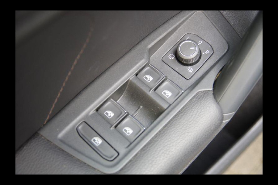 Volkswagen Tiguan 1.5 TSI Highline R-Line AUT. PANO, LED, LEDER, ACC, VIRTUAL COCKPIT, NAVI, PARKEERSENSOREN, CLIMA, 19'' LMV, NL AUT