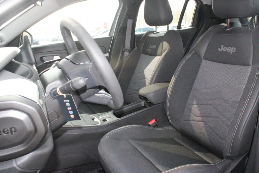 Jeep Avenger ALTITUDE 156PK 54 kWh | 3-FASE | ELEKTRISCH BEDIENBARE ACHTERKLEP | ACHTERUITRIJ CAMERA | NAVIGATIE | DRAADLOZE APPLE CARPLAY/ANDROID AUTO | ALL SEASON BANDEN | LICHTMETALEN VELGEN 17" | ADAPTIVE CRUISE CONTROL | DAB+ RADIO | DRAADLOZE TELEFOONLADER | KEYLESS ENTRY |