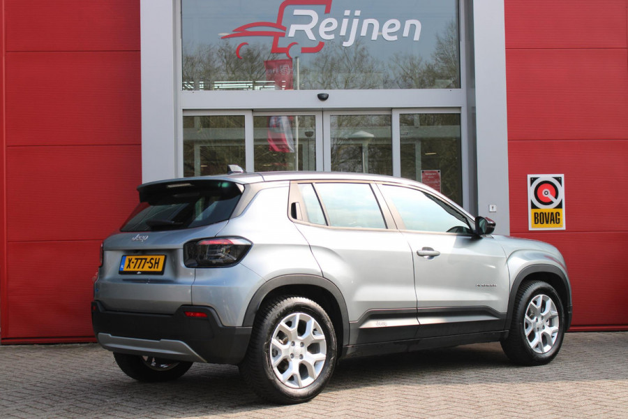 Jeep Avenger ALTITUDE 156PK 54 kWh | 3-FASE | ELEKTRISCH BEDIENBARE ACHTERKLEP | ACHTERUITRIJ CAMERA | NAVIGATIE | DRAADLOZE APPLE CARPLAY/ANDROID AUTO | ALL SEASON BANDEN | LICHTMETALEN VELGEN 17" | ADAPTIVE CRUISE CONTROL | DAB+ RADIO | DRAADLOZE TELEFOONLADER | KEYLESS ENTRY |