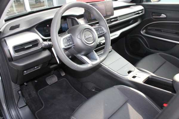 Jeep Avenger ALTITUDE 156PK 54 kWh | 3-FASE | ELEKTRISCH BEDIENBARE ACHTERKLEP | ACHTERUITRIJ CAMERA | NAVIGATIE | DRAADLOZE APPLE CARPLAY/ANDROID AUTO | ALL SEASON BANDEN | LICHTMETALEN VELGEN 17" | ADAPTIVE CRUISE CONTROL | DAB+ RADIO | DRAADLOZE TELEFOONLADER | KEYLESS ENTRY |