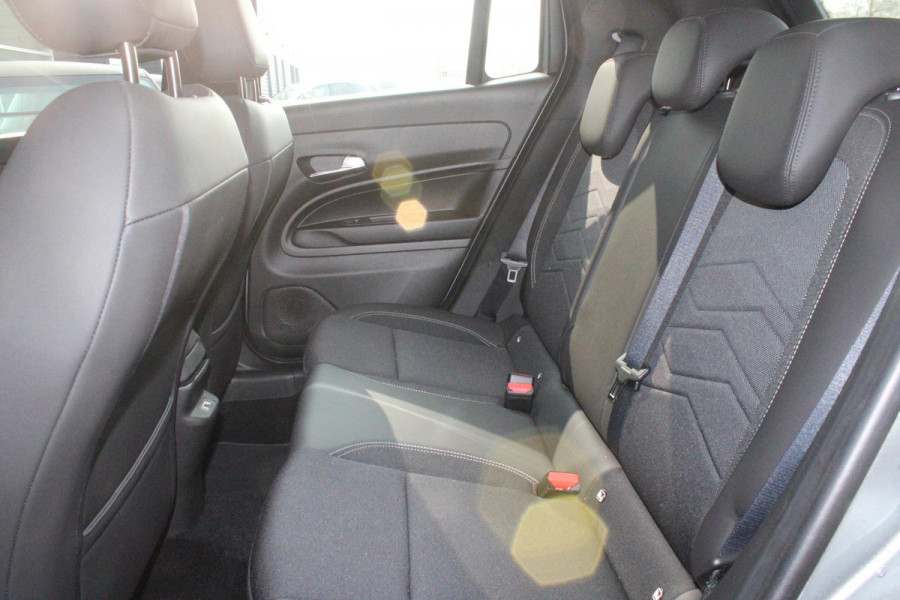 Jeep Avenger ALTITUDE 156PK 54 kWh | 3-FASE | ELEKTRISCH BEDIENBARE ACHTERKLEP | ACHTERUITRIJ CAMERA | NAVIGATIE | DRAADLOZE APPLE CARPLAY/ANDROID AUTO | ALL SEASON BANDEN | LICHTMETALEN VELGEN 17" | ADAPTIVE CRUISE CONTROL | DAB+ RADIO | DRAADLOZE TELEFOONLADER | KEYLESS ENTRY |