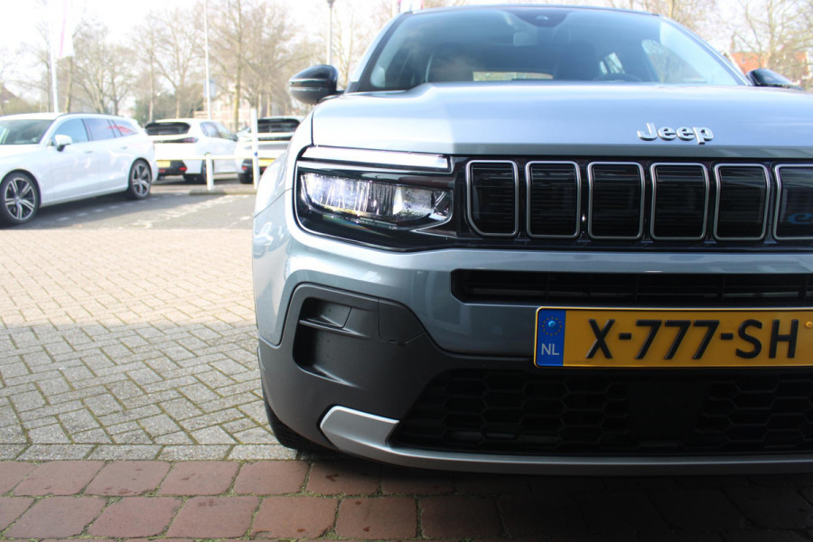 Jeep Avenger ALTITUDE 156PK 54 kWh | 3-FASE | ELEKTRISCH BEDIENBARE ACHTERKLEP | ACHTERUITRIJ CAMERA | NAVIGATIE | DRAADLOZE APPLE CARPLAY/ANDROID AUTO | ALL SEASON BANDEN | LICHTMETALEN VELGEN 17" | ADAPTIVE CRUISE CONTROL | DAB+ RADIO | DRAADLOZE TELEFOONLADER | KEYLESS ENTRY |