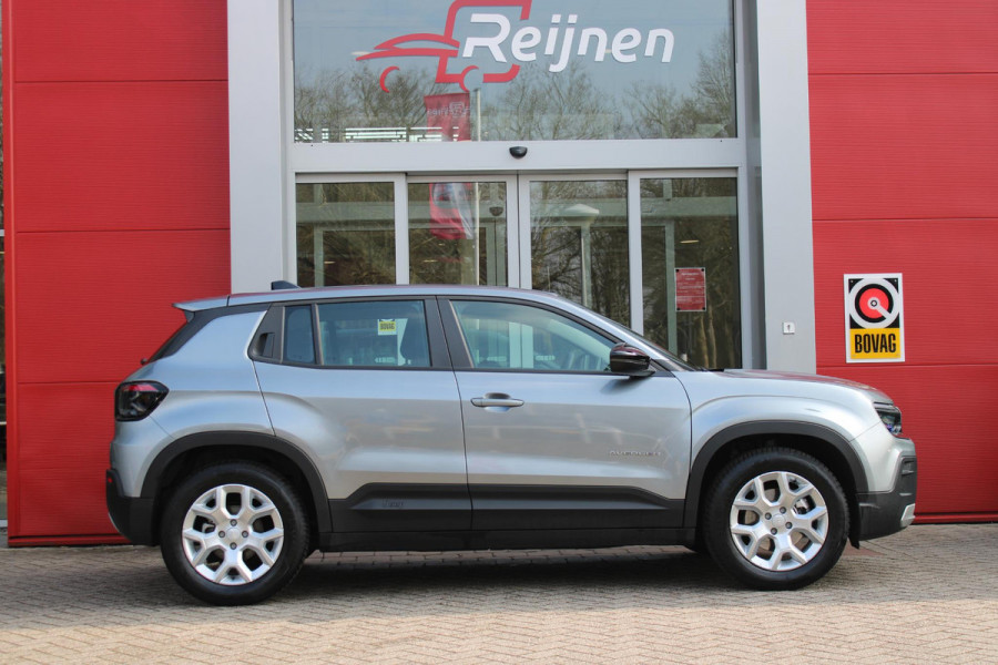 Jeep Avenger ALTITUDE 156PK 54 kWh | 3-FASE | ELEKTRISCH BEDIENBARE ACHTERKLEP | ACHTERUITRIJ CAMERA | NAVIGATIE | DRAADLOZE APPLE CARPLAY/ANDROID AUTO | ALL SEASON BANDEN | LICHTMETALEN VELGEN 17" | ADAPTIVE CRUISE CONTROL | DAB+ RADIO | DRAADLOZE TELEFOONLADER | KEYLESS ENTRY |