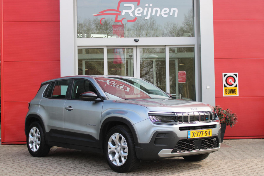 Jeep Avenger ALTITUDE 156PK 54 kWh | 3-FASE | ELEKTRISCH BEDIENBARE ACHTERKLEP | ACHTERUITRIJ CAMERA | NAVIGATIE | DRAADLOZE APPLE CARPLAY/ANDROID AUTO | ALL SEASON BANDEN | LICHTMETALEN VELGEN 17" | ADAPTIVE CRUISE CONTROL | DAB+ RADIO | DRAADLOZE TELEFOONLADER | KEYLESS ENTRY |