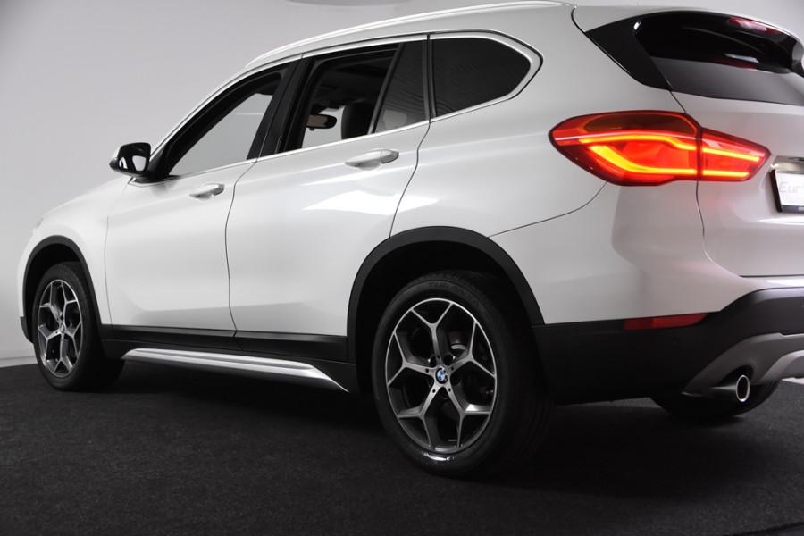 BMW X1 sDrive18i *1ste Eigenaar*Leer*Navigatie*HUD*Panoramadak*