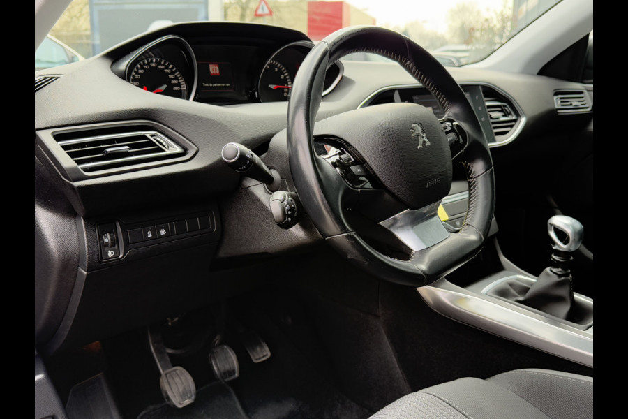 Peugeot 308 SW BWJ 10-2019 | 1.2PT 131PK Allure | PANO | TREKHAAK | CRUISE | CAMERA | CLIMA | NAVI | LEDER/STOF