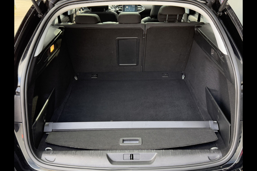 Peugeot 308 SW BWJ 10-2019 | 1.2PT 131PK Allure | PANO | TREKHAAK | CRUISE | CAMERA | CLIMA | NAVI | LEDER/STOF