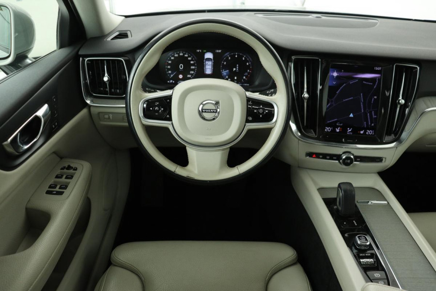Volvo V60 Cross Country 2.0 B5 AWD Pro | Panoramadak | Leder | Stoel & stuurverwarming | Adaptive cruise | Memory | Carplay | Full LED | Keyless | Navigatie