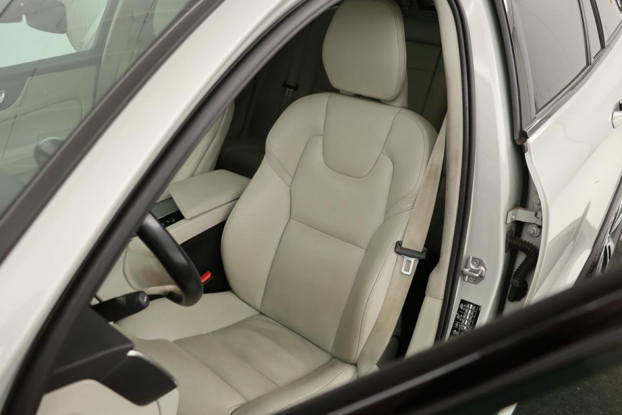 Volvo V60 Cross Country 2.0 B5 AWD Pro | Panoramadak | Leder | Stoel & stuurverwarming | Adaptive cruise | Memory | Carplay | Full LED | Keyless | Navigatie