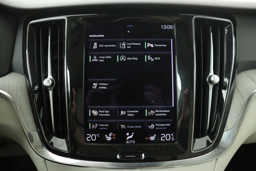 Volvo V60 Cross Country 2.0 B5 AWD Pro | Panoramadak | Leder | Stoel & stuurverwarming | Adaptive cruise | Memory | Carplay | Full LED | Keyless | Navigatie