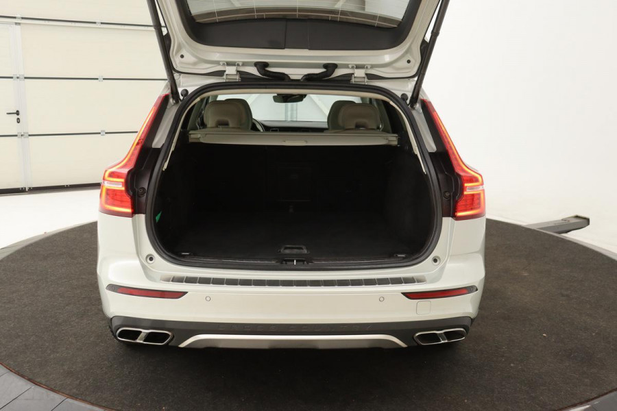Volvo V60 Cross Country 2.0 B5 AWD Pro | Panoramadak | Leder | Stoel & stuurverwarming | Adaptive cruise | Memory | Carplay | Full LED | Keyless | Navigatie