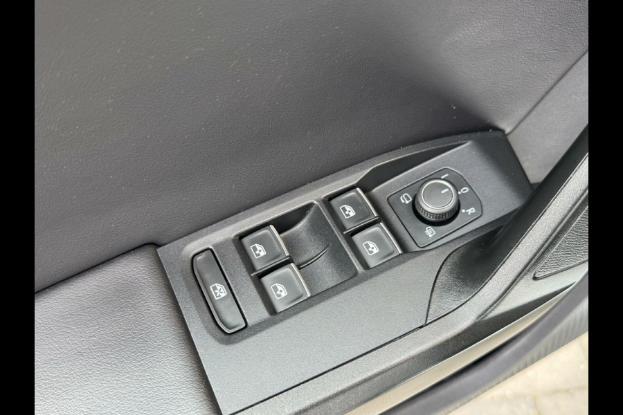 Seat Leon 1.5 eTSI FR Automaat | Panoramadak | Stoelverwarming | Achteruitrijcamera | LED verlichting | Stuurverwarming | Parkeersensoren
