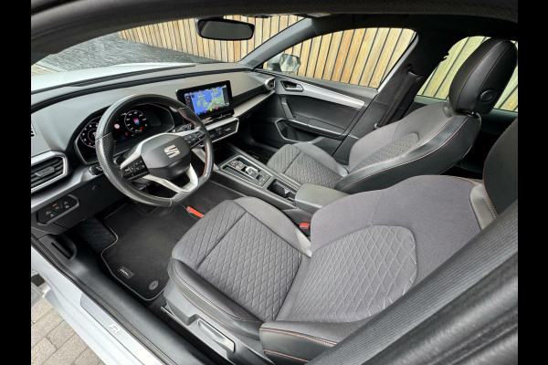 Seat Leon 1.5 eTSI FR Automaat | Panoramadak | Stoelverwarming | Achteruitrijcamera | LED verlichting | Stuurverwarming | Parkeersensoren