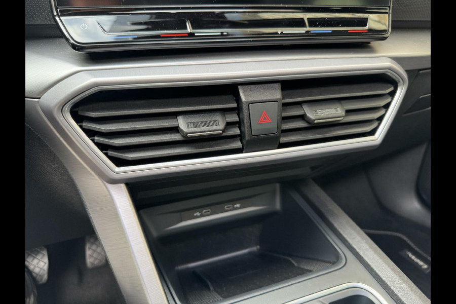 Seat Leon 1.5 eTSI FR Automaat | Panoramadak | Stoelverwarming | Achteruitrijcamera | LED verlichting | Stuurverwarming | Parkeersensoren