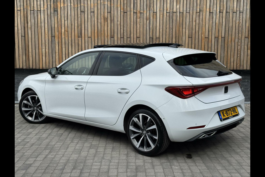 Seat Leon 1.5 eTSI FR Automaat | Panoramadak | Stoelverwarming | Achteruitrijcamera | LED verlichting | Stuurverwarming | Parkeersensoren
