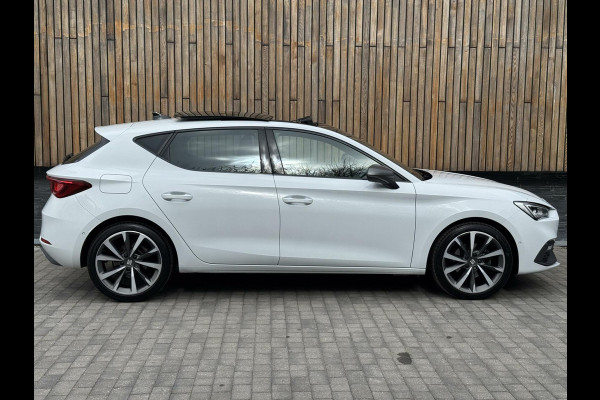 Seat Leon 1.5 eTSI FR Automaat | Panoramadak | Stoelverwarming | Achteruitrijcamera | LED verlichting | Stuurverwarming | Parkeersensoren