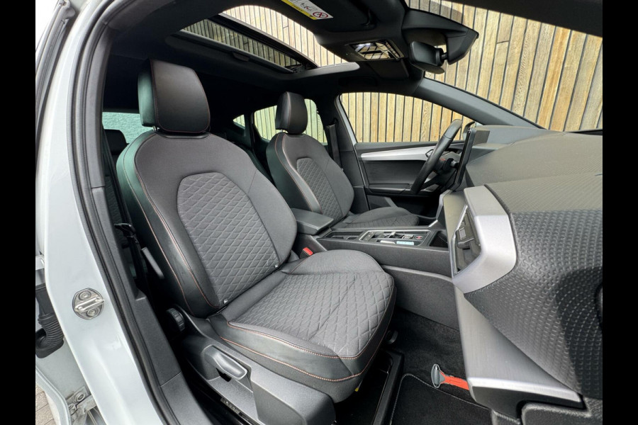 Seat Leon 1.5 eTSI FR Automaat | Panoramadak | Stoelverwarming | Achteruitrijcamera | LED verlichting | Stuurverwarming | Parkeersensoren