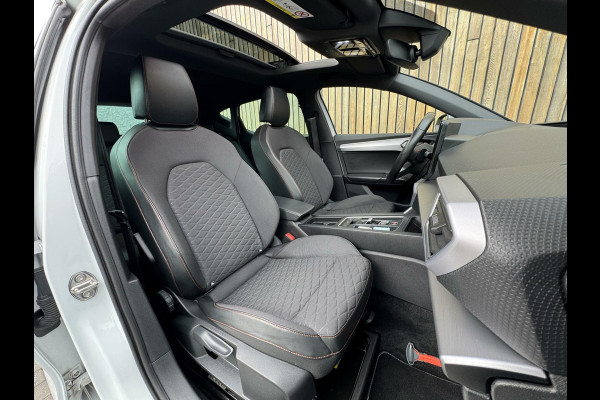 Seat Leon 1.5 eTSI FR Automaat | Panoramadak | Stoelverwarming | Achteruitrijcamera | LED verlichting | Stuurverwarming | Parkeersensoren