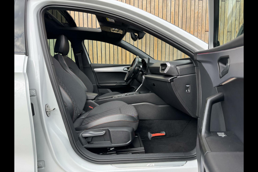 Seat Leon 1.5 eTSI FR Automaat | Panoramadak | Stoelverwarming | Achteruitrijcamera | LED verlichting | Stuurverwarming | Parkeersensoren