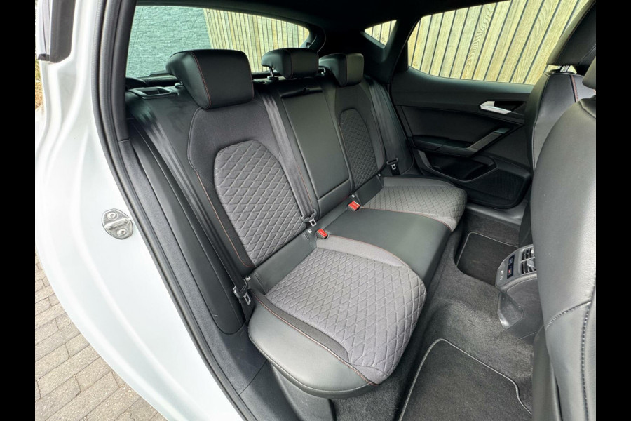 Seat Leon 1.5 eTSI FR Automaat | Panoramadak | Stoelverwarming | Achteruitrijcamera | LED verlichting | Stuurverwarming | Parkeersensoren