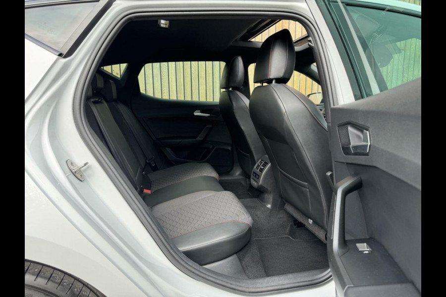 Seat Leon 1.5 eTSI FR Automaat | Panoramadak | Stoelverwarming | Achteruitrijcamera | LED verlichting | Stuurverwarming | Parkeersensoren