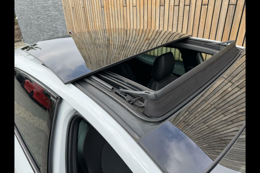 Seat Leon 1.5 eTSI FR Automaat | Panoramadak | Stoelverwarming | Achteruitrijcamera | LED verlichting | Stuurverwarming | Parkeersensoren