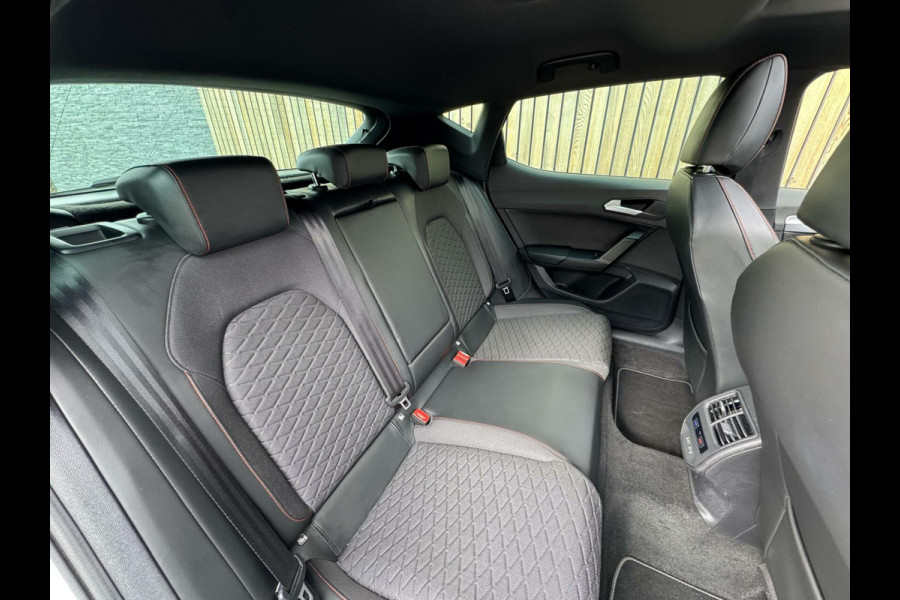 Seat Leon 1.5 eTSI FR Automaat | Panoramadak | Stoelverwarming | Achteruitrijcamera | LED verlichting | Stuurverwarming | Parkeersensoren
