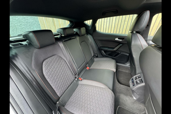 Seat Leon 1.5 eTSI FR Automaat | Panoramadak | Stoelverwarming | Achteruitrijcamera | LED verlichting | Stuurverwarming | Parkeersensoren