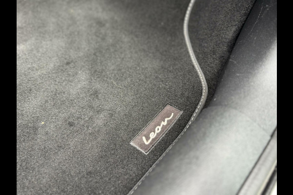 Seat Leon 1.5 eTSI FR Automaat | Panoramadak | Stoelverwarming | Achteruitrijcamera | LED verlichting | Stuurverwarming | Parkeersensoren
