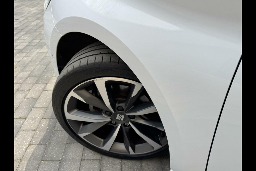 Seat Leon 1.5 eTSI FR Automaat | Panoramadak | Stoelverwarming | Achteruitrijcamera | LED verlichting | Stuurverwarming | Parkeersensoren