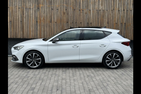 Seat Leon 1.5 eTSI FR Automaat | Panoramadak | Stoelverwarming | Achteruitrijcamera | LED verlichting | Stuurverwarming | Parkeersensoren