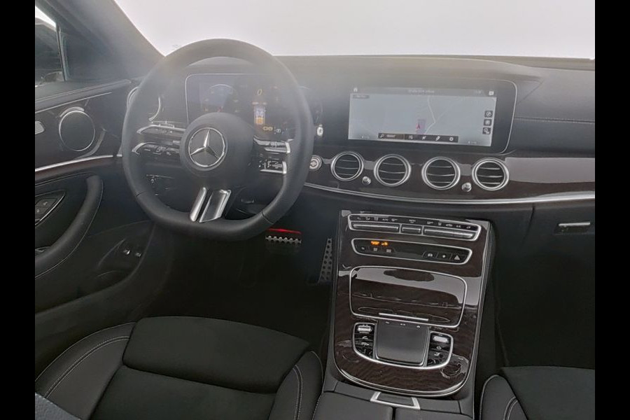 Mercedes-Benz E-Klasse Estate 300 e AMG Plug-In Hybride | AMG Line | Night Pakket | Schuif-Kanteldak | Rij-assistentiepakket Plus | Spiegel Pakket | Inclusief 24 maanden MB Certified garantie voor Europa.