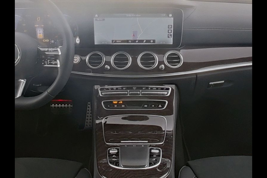 Mercedes-Benz E-Klasse Estate 300 e AMG Plug-In Hybride | AMG Line | Night Pakket | Schuif-Kanteldak | Rij-assistentiepakket Plus | Spiegel Pakket | Inclusief 24 maanden MB Certified garantie voor Europa.