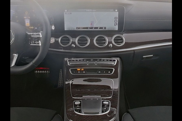 Mercedes-Benz E-Klasse Estate 300 e AMG Plug-In Hybride | AMG Line | Night Pakket | Schuif-Kanteldak | Rij-assistentiepakket Plus | Spiegel Pakket | Inclusief 24 maanden MB Certified garantie voor Europa.