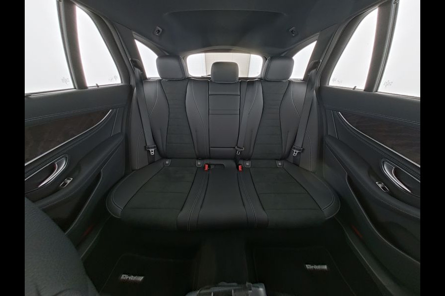 Mercedes-Benz E-Klasse Estate 300 e AMG Plug-In Hybride | AMG Line | Night Pakket | Schuif-Kanteldak | Rij-assistentiepakket Plus | Spiegel Pakket | Inclusief 24 maanden MB Certified garantie voor Europa.