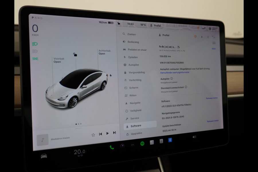 Tesla Model 3 SR+60kWh 325PK 19" AutoPilot Leer PanoDak Adaptive cruise Camera's Elektr.-Stuur+Stoelen+Spiegels+Geheugen+Easy-Entry+Verwarmde  Navi full map LED-a+v ACC Dual-ECC DAB Voorverwarmen interieur via App Keyless via Telefoonsleutel One-Pedal-Drive Orig. nlse auto tot 11kw laden thuis ! Snelladen Garantie Accu tot  10-12-2027 max 160.000km 1584kg licht!