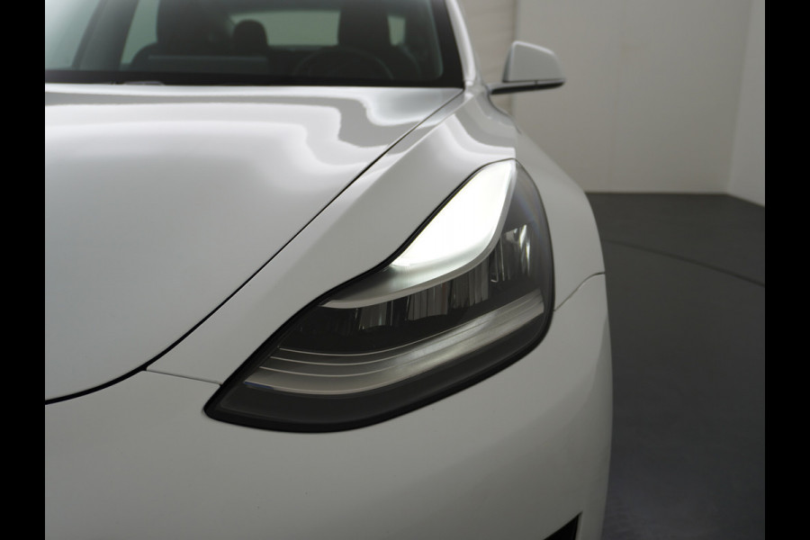 Tesla Model 3 SR+60kWh 325PK 19" AutoPilot Leer PanoDak Adaptive cruise Camera's Elektr.-Stuur+Stoelen+Spiegels+Geheugen+Easy-Entry+Verwarmde  Navi full map LED-a+v ACC Dual-ECC DAB Voorverwarmen interieur via App Keyless via Telefoonsleutel One-Pedal-Drive Orig. nlse auto tot 11kw laden thuis ! Snelladen Garantie Accu tot  10-12-2027 max 160.000km 1584kg licht!