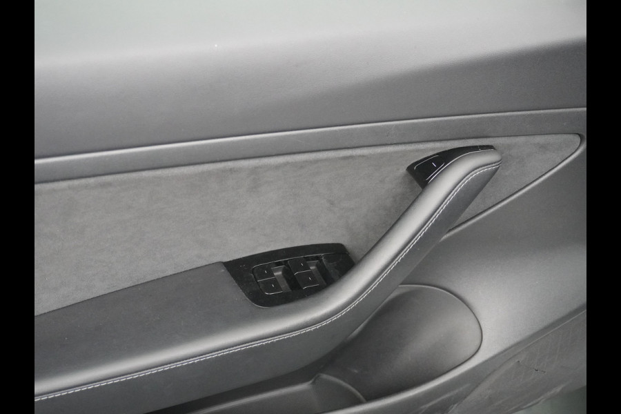 Tesla Model 3 SR+60kWh 325PK 19" AutoPilot Leer PanoDak Adaptive cruise Camera's Elektr.-Stuur+Stoelen+Spiegels+Geheugen+Easy-Entry+Verwarmde  Navi full map LED-a+v ACC Dual-ECC DAB Voorverwarmen interieur via App Keyless via Telefoonsleutel One-Pedal-Drive Orig. nlse auto tot 11kw laden thuis ! Snelladen Garantie Accu tot  10-12-2027 max 160.000km 1584kg licht!